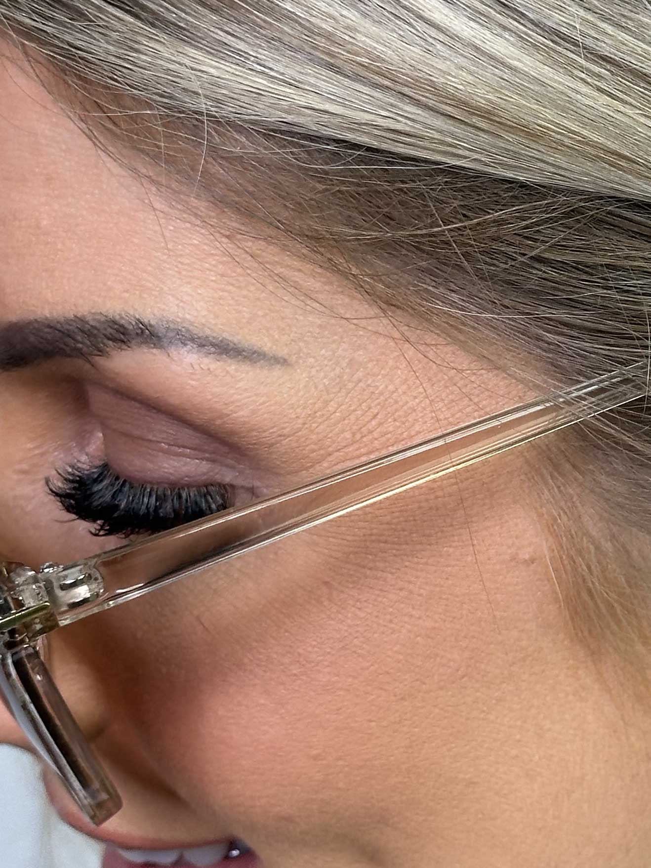 Madison - Solglasögon med smal båge och gulddetaljer